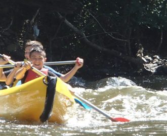Enfants en canoe dans le courant